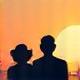 Ícono de una pareja mayor relajándose al atardecer, simbolizando planificación de retiro.